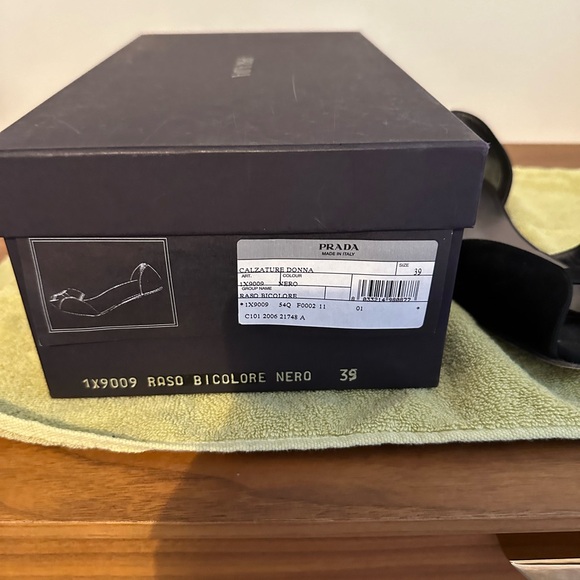 Black silk Prada flats - Picture 3 of 3